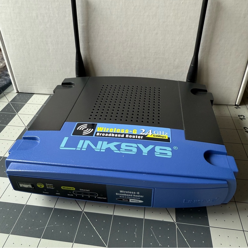 Linksys WRT54G V8 2.4 GHz 54 Mbps 4-Port Wireless G Router